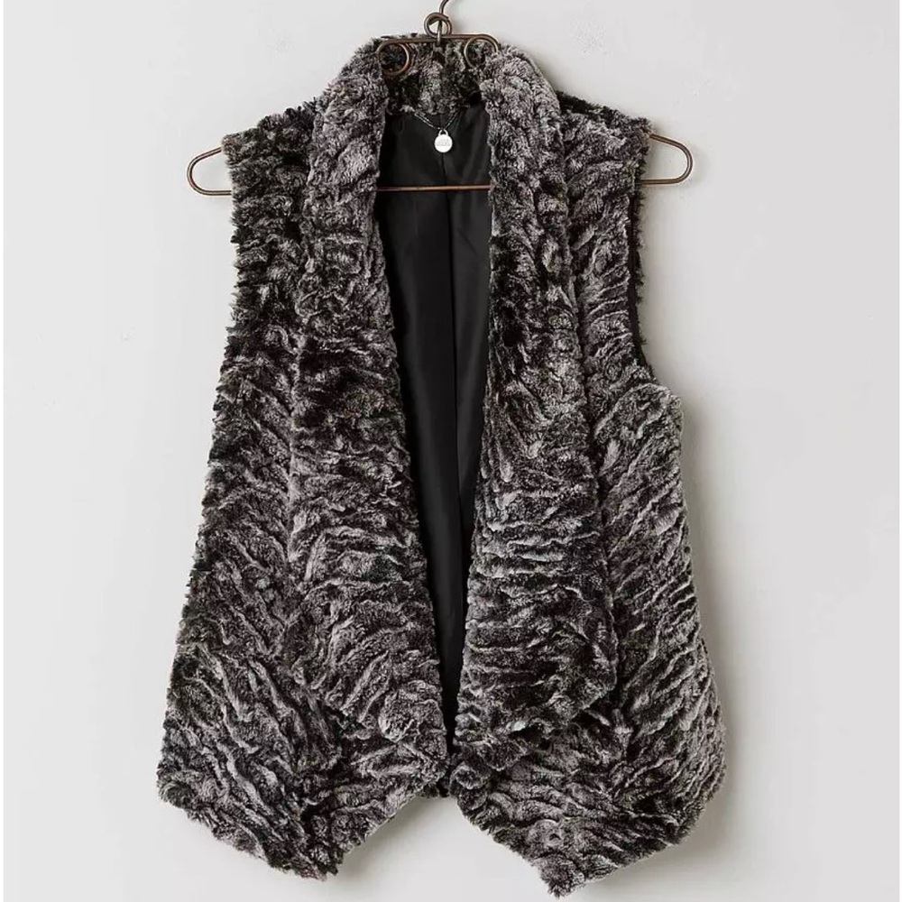BKE Textured Faux Fur Vest in Black and Gray sz: xs